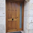 Puerta de entrada en madera de iroko con tabla engargolada partida